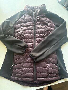 Weatherproof 32 degrees Women's Quilted Hybrid Jacket - Black and Deep Plum